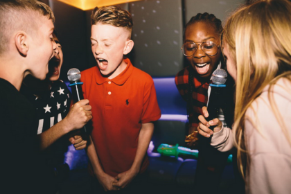 Enfants qui chantent lors d'un karaoké
