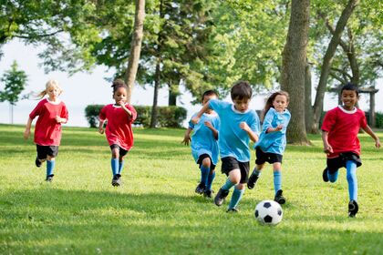 Enfants qui jouent au football