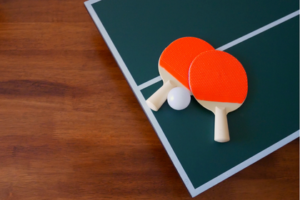 Deux raquettes disposées sur une table de Ping Pong