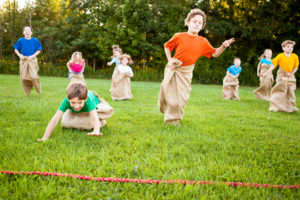 Enfants entrain de jouer à des jeux dans l'herbe
